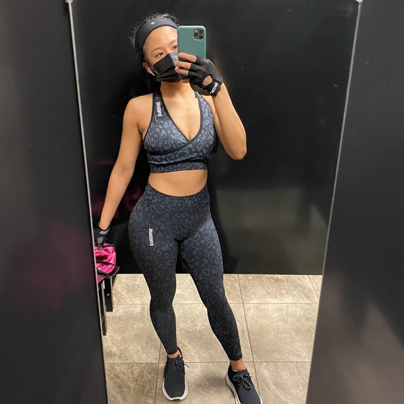 GYMSHARK Adapt Seamless Animal Sports Bra and Leggings – Black - Picture 8 of 8